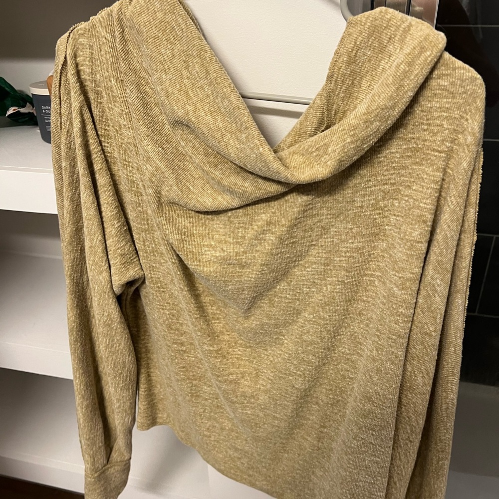 Free people off the shoulder sweater // good condition // over sized look // S